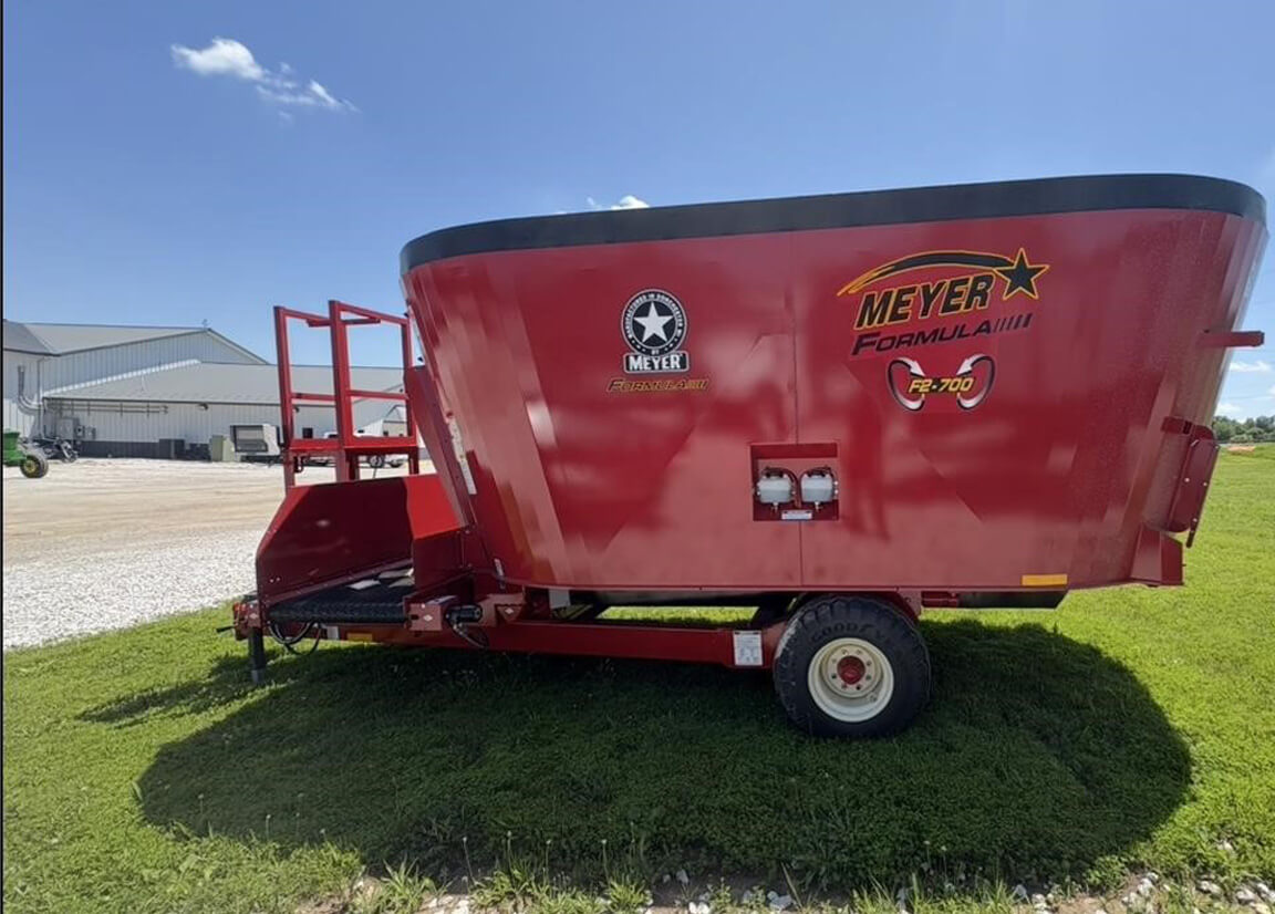 Class 8 Heavy-Duty Semi Truck with Pneumatic Bulk Trailer